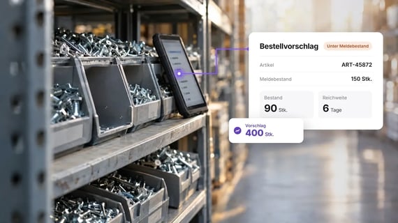 Lagerregal mit Schrauben und Tablet, eingeblendet ein Bestellvorschlag: Bestand unter Meldebestand, Vorschlag 400 Stück (AI generated)
