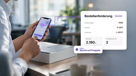 Mitarbeiter stellt auf dem Smartphone eine Bestellanforderung über 2.190 €, die in Freigabestufe 2 auf Freigabe wartet (AI generated)